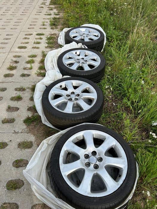 Oryginalne felgi aluminiowe Toyota 17” + opony 215/45 R17 – 4 szt.