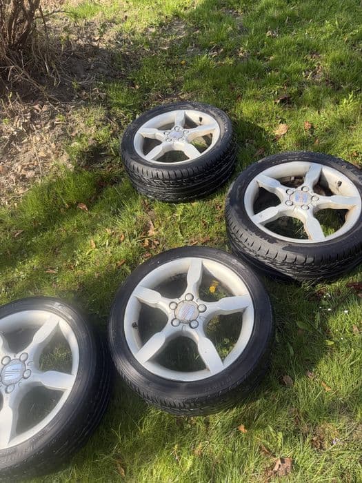 Sprzedam komplet felg aluminiowych SEAT 17” z oponami letnimi 225/45 R17.