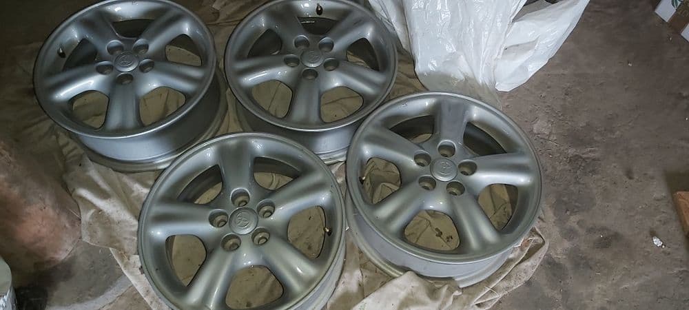 Alufelgi Toyota R15 5x100 15x6JJ 39( Nie R16 R17 R18 R19))Po renowacji
