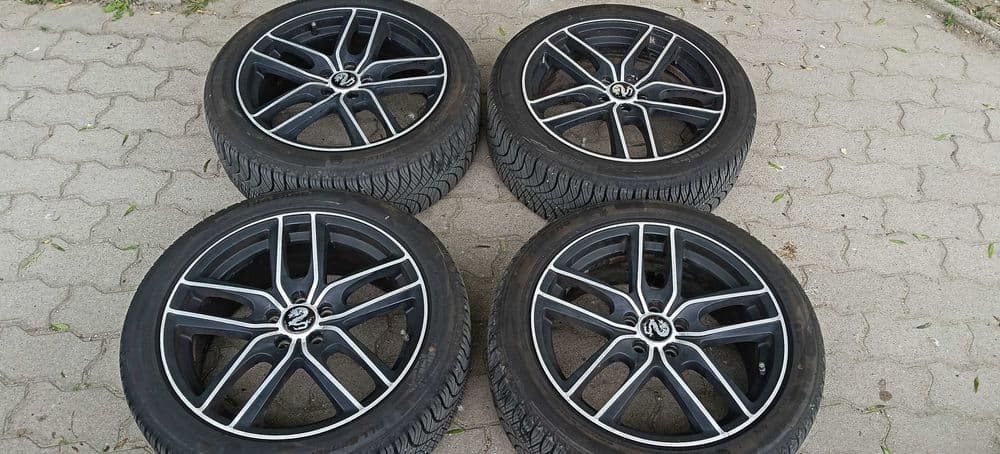 Felgi aluminiowe R17 w rozstawie 5x100, otwór centrujący 60,1 mm.